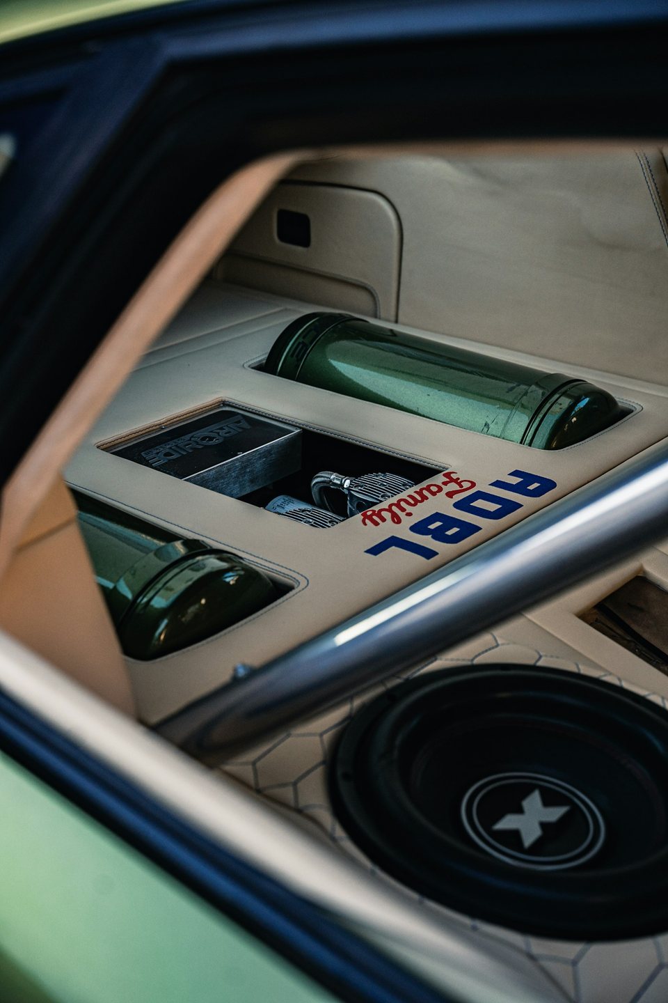 Colunas premium instaladas na porta de um automóvel